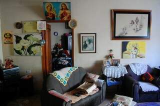 Os cômodos remetem às casas antigas, sofás com coberturas em crochê, mobiliário de madeira. (Foto: Marcos Ermínio)