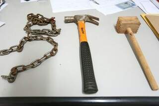 &quot;Armas&quot; usadas pelo padrasto para tentar matar adolescente na Capital (Foto: Marcelo Victor)