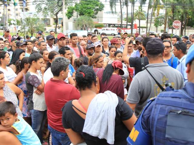Manifestantes almo&ccedil;am na prefeitura e deixam local com promessa de reuni&atilde;o