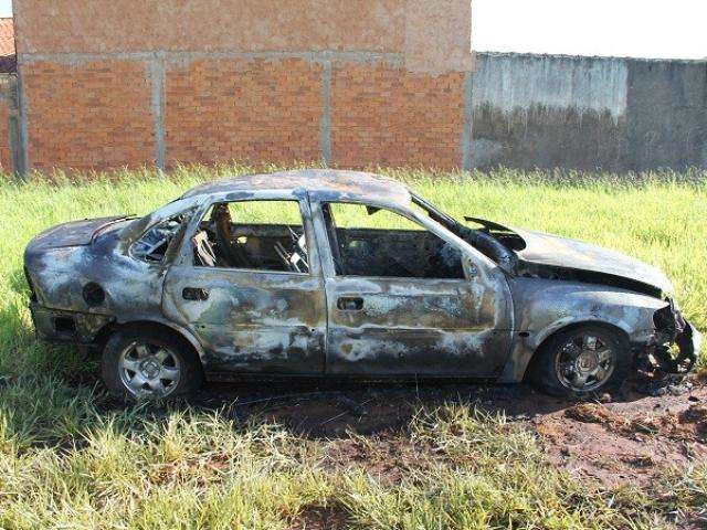 Homem tem ve&iacute;culo roubado e incendiado em Nova Andradina