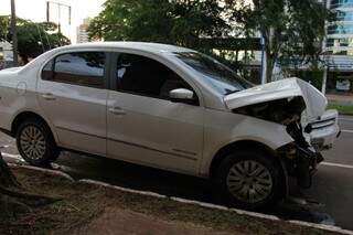 O policial cochilou ao volante e colidiu com uma árvore (Foto: Marcos Ermínio)