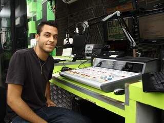 Pedro Henrique Teixeira, de 21 anos, interpreta a personagem Pedrita nas manhãs da rádio Blink 102. (Foto: Marcos Ermínio)