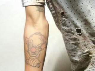 Tatuagem de palhaço no braço do adolescente de 17 anos: desenho é associado a roubos e mort de policiais (Foto: Divulgação/PM)