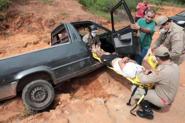 Motorista perde controle e carro cai em valeta de estrada em Coxim