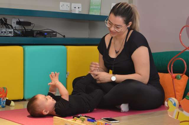 Para aliviar dores e garantir bom sono, m&atilde;e e beb&ecirc; v&atilde;o juntos &agrave; aula de yoga 