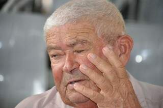 Aposentado Hermílio João da Silva, 77 anos, deu adeus à visão embaçada provocada pela catarata no olho direito (Foto: Marcelo Calazans)