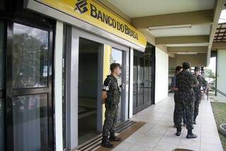 Após roubo, militares reforçaram segurança de agência do BB na Capital (Foto: Marcelo Victor)