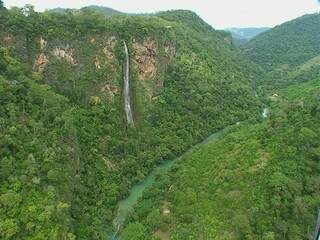 Imagem da Serra da Bodoquena; ao fundo a cachoeira Boca da Onça e o Rio Salobra. (Foto: Divulgação)