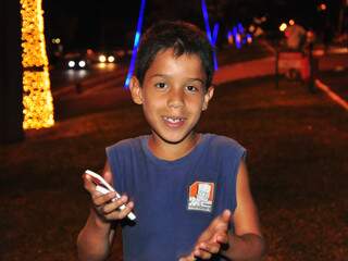 Luzes tradicionais nas árvores foi o que chamou atenção do menino Felipe. (Foto: João Garrigó)