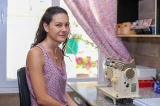 Liana até hoje utiliza a máquina de costura que herdou de uma das avós, para trabalhar. (Foto: Fernando Antunes) 