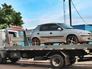 Veículo utilizado para assaltar joalheria foi abandonado próximo a uma área rural (Foto: Sidrolândia News)