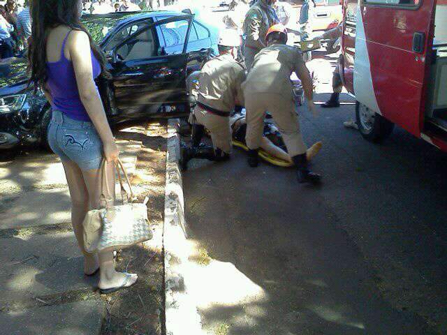  Acidente envolvendo tr&ecirc;s carros causa tumulto na avenida Albert Sabin