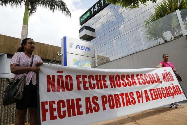 Pais e estudantes protestam contra fechamento de escola do Sesi