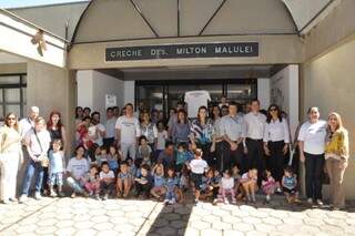 Pais, alunos e funcionários do CREI se encontraram hoje para a ação coletiva. (Foto: Divulgação)