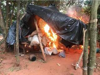 Barraco de lona sendo incendiado em um dos acampamentos. (Foto: Amambay Ahora) 