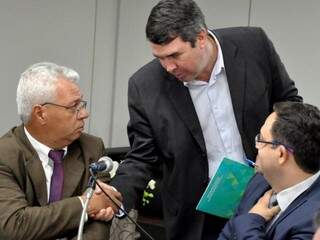 Deputado Cabo Almi (PT), Eduardo Riedel (centro) e Márcio Fernandes (MDB), durante reunião (Foto: Luciana Nassar/ALMS)