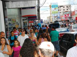 Consumidores nesta sexta-feira na rua 14 de Julho (Foto: Simão Nogueira)
