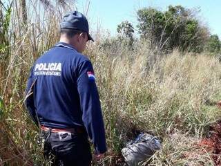 Policial paraguaio ao lado do corpo da vítima. (Foto: Porã News) 