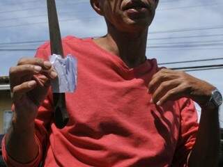 Marido mostra faca usada por criminoso para ameaçar técnica de enfermagem. (Foto: Alcides Neto) 