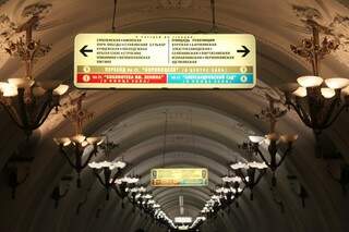 Com informações em russo nas placas, é muito comum encontrar pessoas perdidas no metrô de Moscou sem conseguir apoio de pessoas que falam inglês