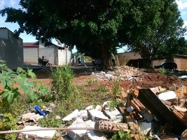 Moradora reclama de entulho e lixo em local que abrigava favela na Capital