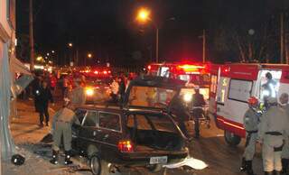 Racha entre Caravan e Chevete terminou em acidente, uma pessoa morta e duas feridas.(Foto: Lucimar Couto)