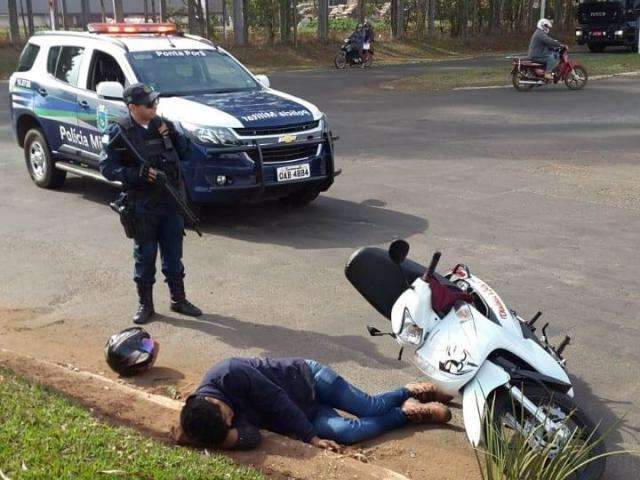 Suspeito de roubar moto &eacute; ferido a tiros quando fugia da pol&iacute;cia