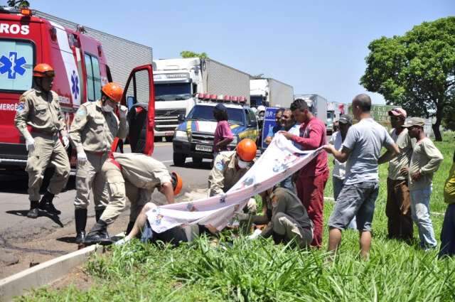 Motociclista fica em estado grave ao bater em carreta na BR-163