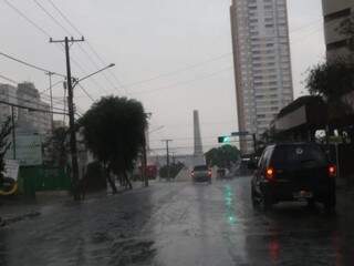 Dia amanheceu chuvoso no centro de Campo Grande (Foto: Paulo Francis)