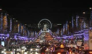 Natal na Champs-Élysées francesa que, segundo o prefeito, inspirou a decoração em Campo Grande.