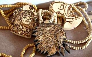 Os colares que Elder produz com pirografia. (Foto: Gustavo Maia)