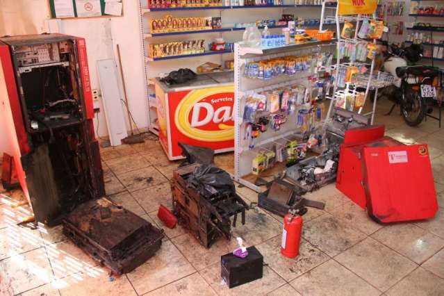Suspeitos desarmam 4 c&acirc;meras e levaram grava&ccedil;&otilde;es em furto a caixa 
