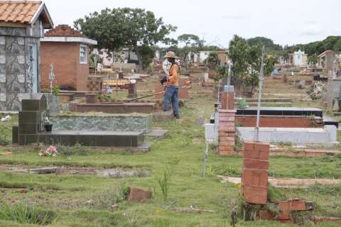 Sem empresa de limpeza, prefeitura faz mutirão em cemitérios