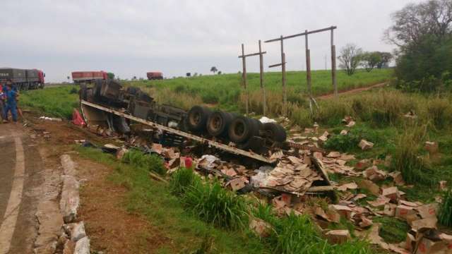 Carreta carregada com &oacute;leo capota na BR-163 e carga &eacute; saqueada por assentados