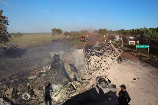 Acidente seguido de explos&atilde;o envolveu 10 carros e matou 3 na 267