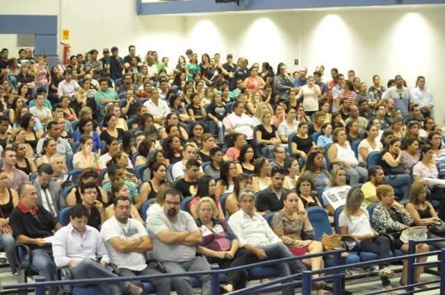 Com faixas e nariz de palha&ccedil;o, servidores protestam contra corte de plant&otilde;es