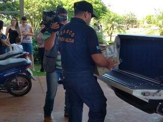 Policial do Gaeco deixa Secretaria de Educação de Dourados com documentos apreendidos (Foto: Adilson Domingos)