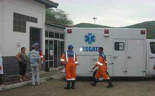 Equipes de resgate chegam a IML levando corpos de vítimas de acidente. (Wellington Ferreira/ Jequié Repórter)