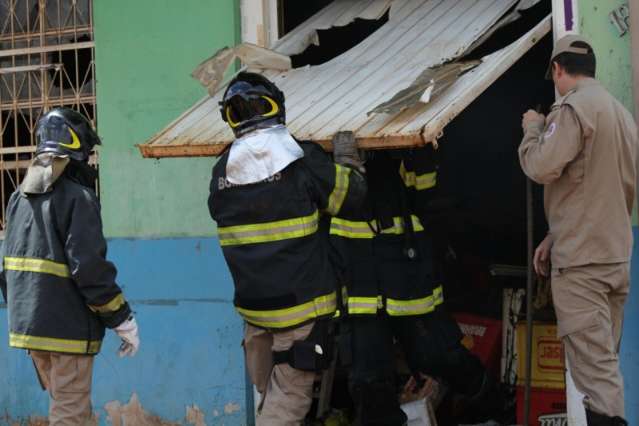 Inc&ecirc;ndio destr&oacute;i dep&oacute;sito de com&eacute;rcio do bairro Aero Rancho