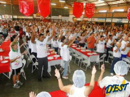 Unindo fé e festa, Coxim celebra tradição da bandeira do Divino