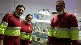 A equipe de socorristas já com a neném no hospital (Foto: Divulgação/Sato Comunicação)