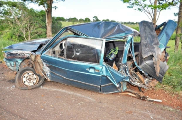  Fam&iacute;lia para em acostamento para atender crian&ccedil;a e &eacute; atingida por caminh&atilde;o