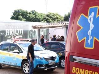 Bombeiros e polícia de trânsito também foram para o local (Foto: Henrique Kawaminami)