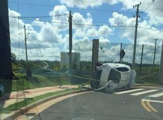 A passageira que acompanhava o motorista no momento do acidente sofreu algumas escoriações.(Foto: Direto das Ruas)