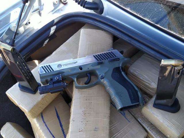 Homem &eacute; preso com pistola e maconha em carro e &ldquo;entrega&rdquo; batedores