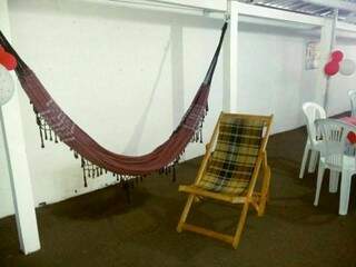 Área de descanso do local tem rede e cadeira especial  (Foto: Divulgação)