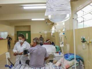 Cerca de 900 médicos atendem na rede municipal de saúde, sendo apenas 400 concursados (Foto: Henrique Kawaminami)