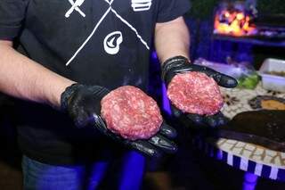 Hambúrguer artesanal tem 200 gramas de carne. (Foto: Paulo Francis)