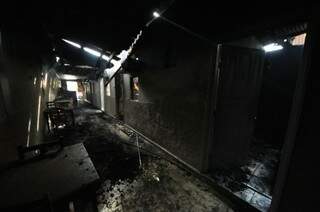 Hotel teve danos em sua estrutura interna e Bombeiros aguardam contato de proprietário (Foto: Marcelo Calazans)