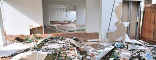  Pr&eacute;dio de apartamento de decorados abandonado pela construtora Klabin &eacute; saqueado